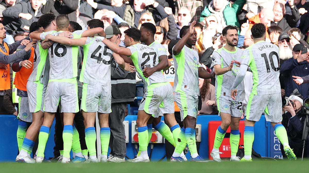 | Photo: AP/Ian Walton : Manchester City players celebrate after a goal during the Premier League soccer match between Chelsea and Manchester City in London, Sunday, April 12, 2026.