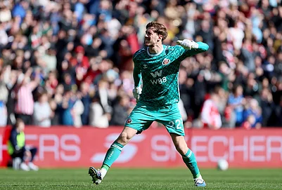 | Photo: Richard Sellers/PA via AP : Sunderland goalkeeper Robin Roefs celebrates after his sides scored their first goal during the Premier League soccer match between Sunderland and Tottenham Hotspur, in Sunderland, England.