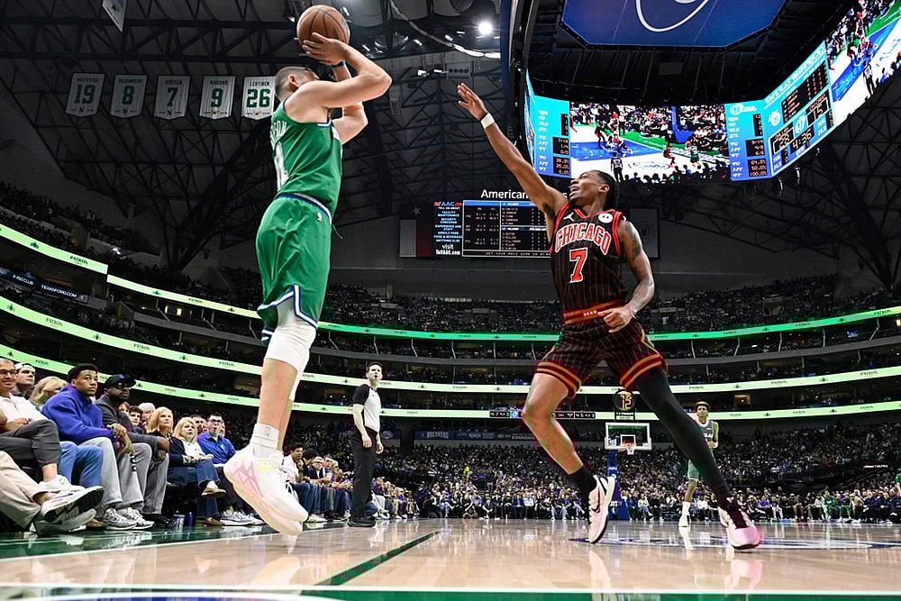 | Photo: AP/Albert Pena : Dallas Mavericks Klay Thompson shoots over Chicago Bulls Rob Dillingham during an NBA basketball game in Dallas.
