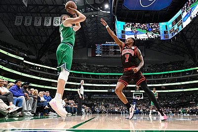 | Photo: AP/Albert Pena : Dallas Mavericks Klay Thompson shoots over Chicago Bulls Rob Dillingham during an NBA basketball game in Dallas.