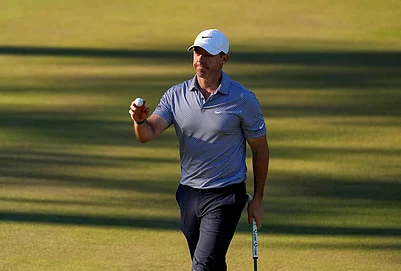| Photo: AP/Eric Gay : Rory McIlroy, of Northern Ireland, waves after his putt on the 15th hole during the third round of the Masters golf tournament at the Augusta National Golf Club,
in Augusta, Georgia.