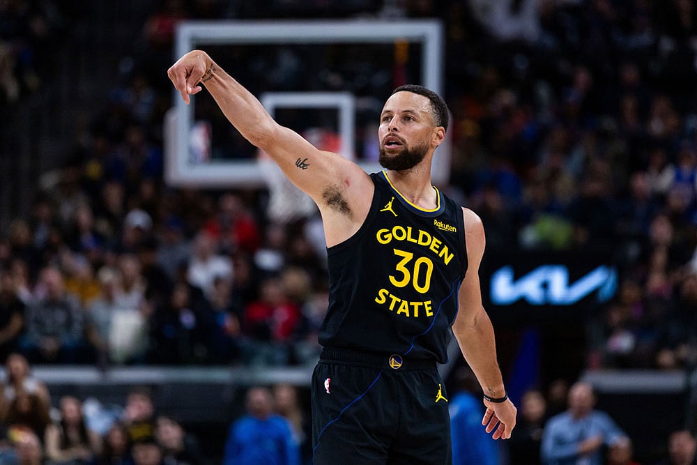 | Photo: AP/Ethan Swope : Golden State Warriors guard Stephen Curry (30) shoots against the Los Angeles Clippers during the second half of an NBA basketball game in Inglewood, Calif.