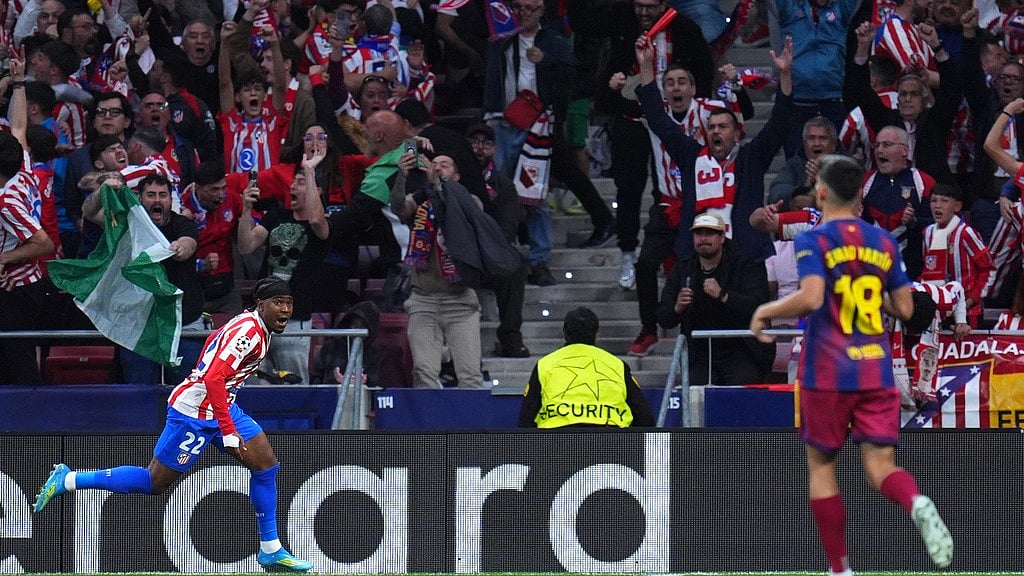 AP Photo/Manu Fernandez : Atletico Madrids Ademola Lookman, left, celebrates after scoring his sides opening goal during the Champions League quarterfinal second leg soccer match between Atletico Madrid and Barcelona in Madrid, Spain, Tuesday, April 14, 2026. 