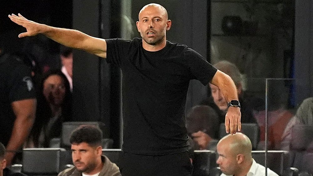 | Photo: AP/Rebecca Blackwell : Inter Miami head coach Javier Mascherano gestures to his players from the sideline during the first half of an MLS Eastern Conference final soccer match against New York City FC in Fort Lauderdale, Florida. 