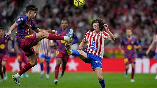 | Photo: AP/Bernat Armangue : Atletico Madrids Javi Morcillo right vies for the ball with Barcelonas Pau Cubarsi during a La Liga soccer match between Atletico Madrid and Barcelona in Madrid, Spain, Saturday, April 4, 2026.