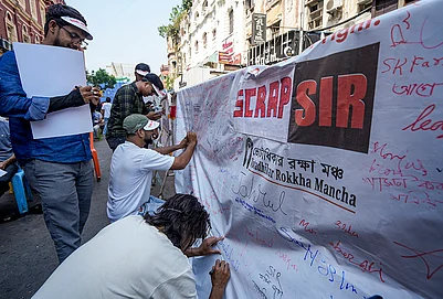 | Photo: PTI/Manvender Vashist Lav : Members of Votadhikar Raksha Mancha stage a protest demanding voting rights for deleted voters ahead of the West Bengal Assembly elections, in Kolkata.