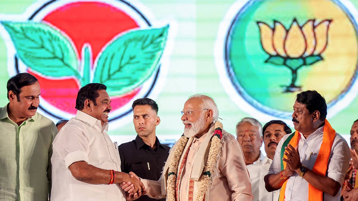 Photo: IMAGO / ANI News : Prime Minister Narendra Modi shakes hand with AIADMK General Secretary Edappadi K. Palaniswami, during a public meeting, in Tiruchirappalli