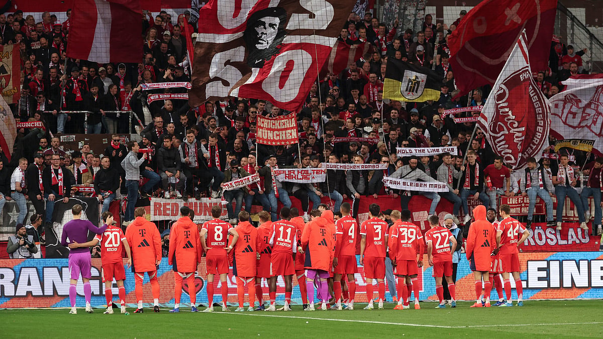 | Photo: dpa/Christian Charisius via AP : Bayern's Munich's players acknowledge fans at the end of the German Bundesliga soccer match between FC St. Pauli and Bayern Munich in Hamburg, Germany, Saturday, April 11, 2026.