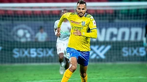 X : Karim in action for Kerala Blasters in the ISL 2025-26