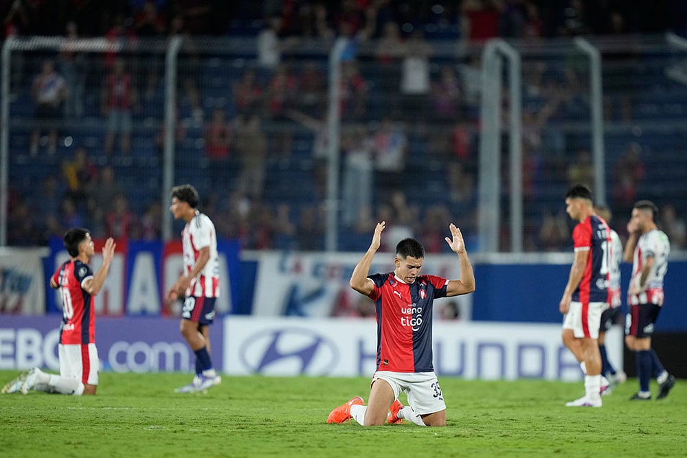| Photo: AP/Jorge Saenz : Marcelo Chaparro of Paraguays Cerro Porteño, center, celebrates after defeating Colombias Junior during a Copa Libertadores Group F soccer match in Asuncion, Paraguay.