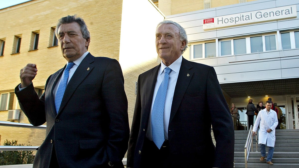 (AP Photo/Fernando Bustamante, File) : FILE -Former Real Madrid soccer players Enrique Perez "Pachin", left, and Jose Emilio Santamaria leave La Fe hospital in Valencia, Spain, Dec. 27, 2005 after visiting their former teammate Alfredo di Stefano, of Argentina. 