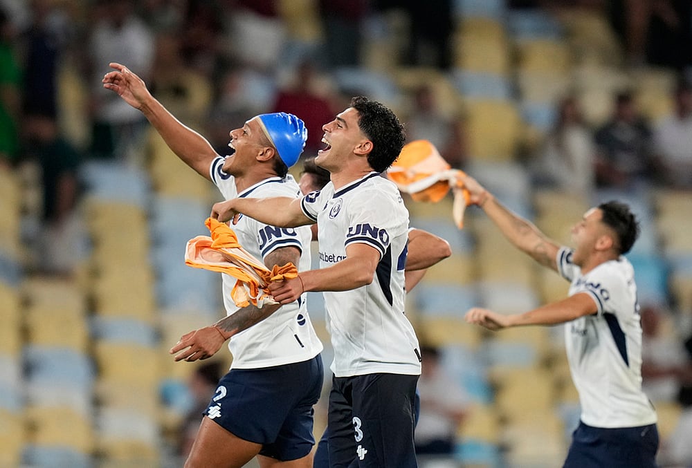 | Photo: AP/Silvia Izquierdo : Leonardo Costa, left, and Fabrizio Sartori of Argentinas Independiente Rivadavia, celebrate their teams 2-1 victory over Brazils Fluminense at the end of a Copa Libertadores Group C soccer match in Rio de Janeiro.