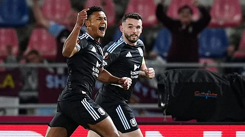 | Photo: Massimo Paolone/LaPresse via AP : Aston Villas Ollie Watkins, left, celebrates scoring during the Europa League soccer match between Bologna and Aston Villa in Bologna, Italy.