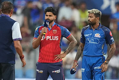 | Photo: AP/Rafiq Maqbool : Punjab Kings captain Shreyas Iyer, center, talk as Mumbai Indians captain Hardik Pandya watches during the toss at the start of the Indian Premier League cricket match between their teams in Mumbai.