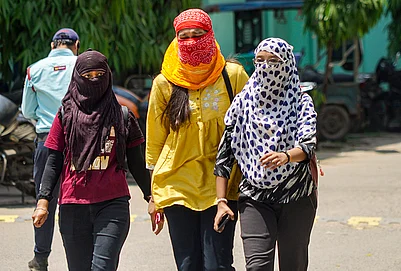 | Photo: PTI : Women cover themselves amid heat on a hot summer day, in Varanasi, Uttar Pradesh.