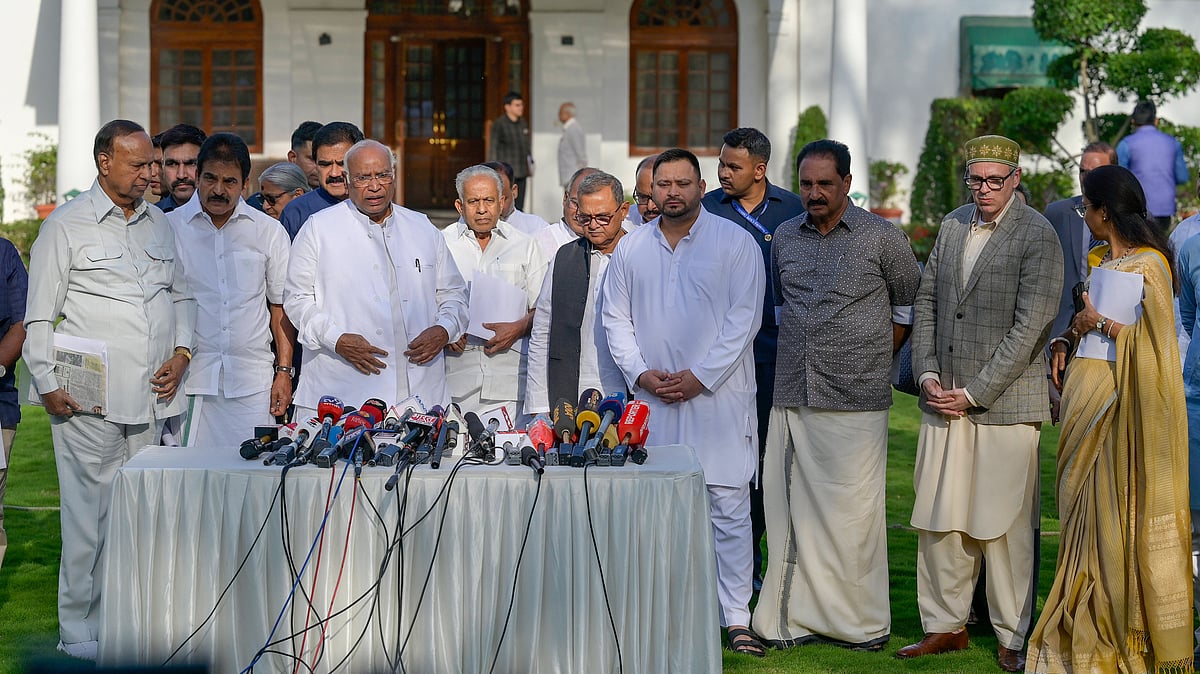 Photo: IMAGO / Hindustan Times : Congress President Mallikarjun Kharge addresses a press conference alongwith other INDIA Bloc leaders, Congress leader KC Venugopal, RJD National Working President Tejashwi Yadav, RSP MP NK Premachandran, Jammu and Kashmir Chief Minister Omar Abdullah, NCP (SP) MP Supriya Sule and TMC MP Sagarika Ghose after their meeting to discuss a united strategy regarding the Women s Reservation Bill and parliamentary seat expansion at Kharge s residence on April 15, 2026 in New Delhi, India.