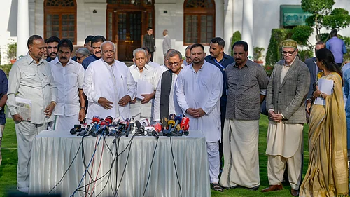 Photo: IMAGO / Hindustan Times : Congress President Mallikarjun Kharge addresses a press conference alongwith other INDIA Bloc leaders, Congress leader KC Venugopal, RJD National Working President Tejashwi Yadav, RSP MP NK Premachandran, Jammu and Kashmir Chief Minister Omar Abdullah, NCP (SP) MP Supriya Sule and TMC MP Sagarika Ghose after their meeting to discuss a united strategy regarding the Women s Reservation Bill and parliamentary seat expansion at Kharge s residence on April 15, 2026 in New Delhi, India.