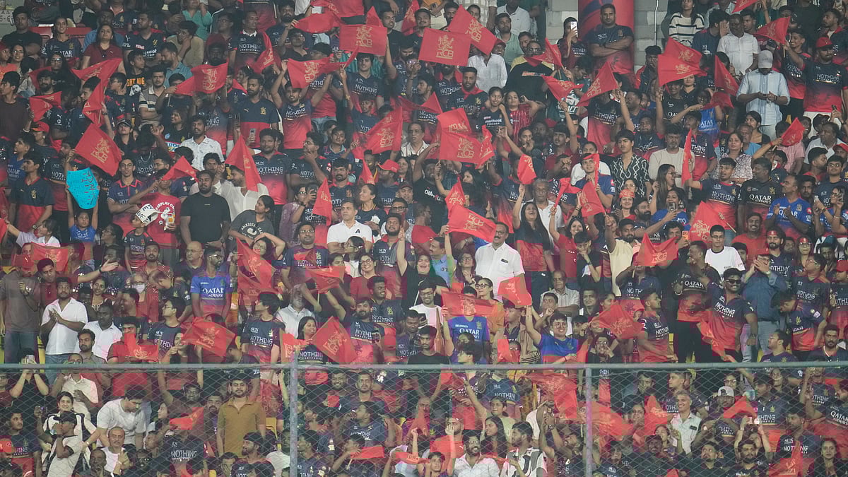 | Photo: AP/Aijaz Rahi : Royal Challengers Bengaluru supporters cheers after Tim David hits a boundary during the Indian Premier League cricket match between Royal Challengers Bengaluru and Lucknow Super Giants in Bengaluru, India, Wednesday, April 15, 2026.