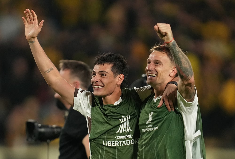 | Photo: AP/Matilde Campodonico : Franco Zapiola, left, and Guido Mainero of Argentinas Platense celebrate after beating Uruguays Peñarol in a Copa Libertadores Group E soccer match in Montevideo, Uruguay.