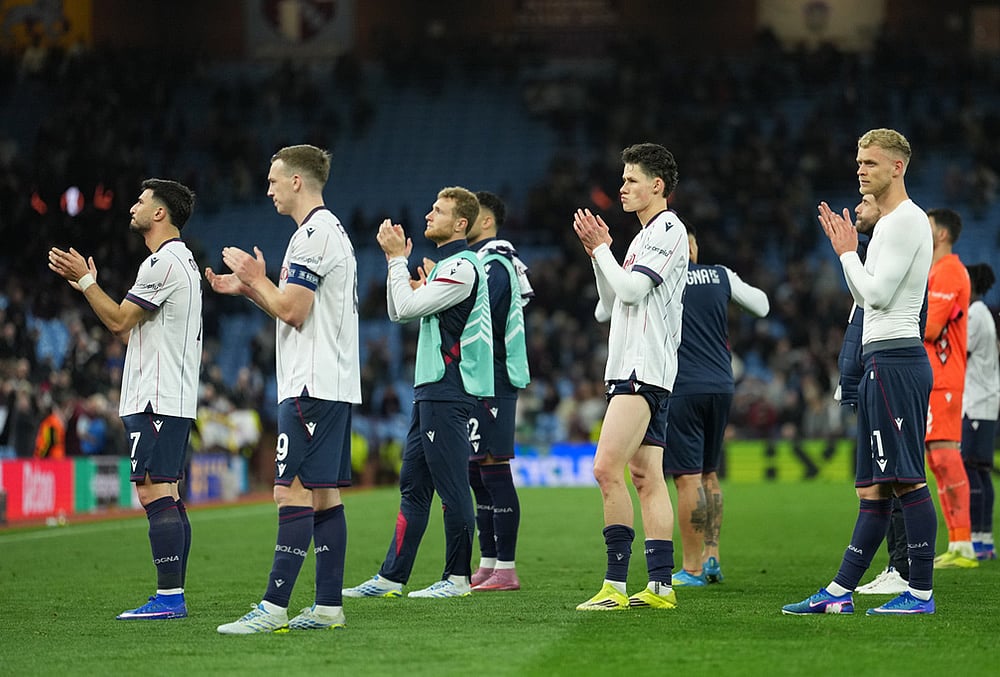 | Photo: AP/Dave Shopland : Bolognas team after the Europa League quarterfinal second leg soccer match between Aston Villa and Bologna, in Birmingham, England.