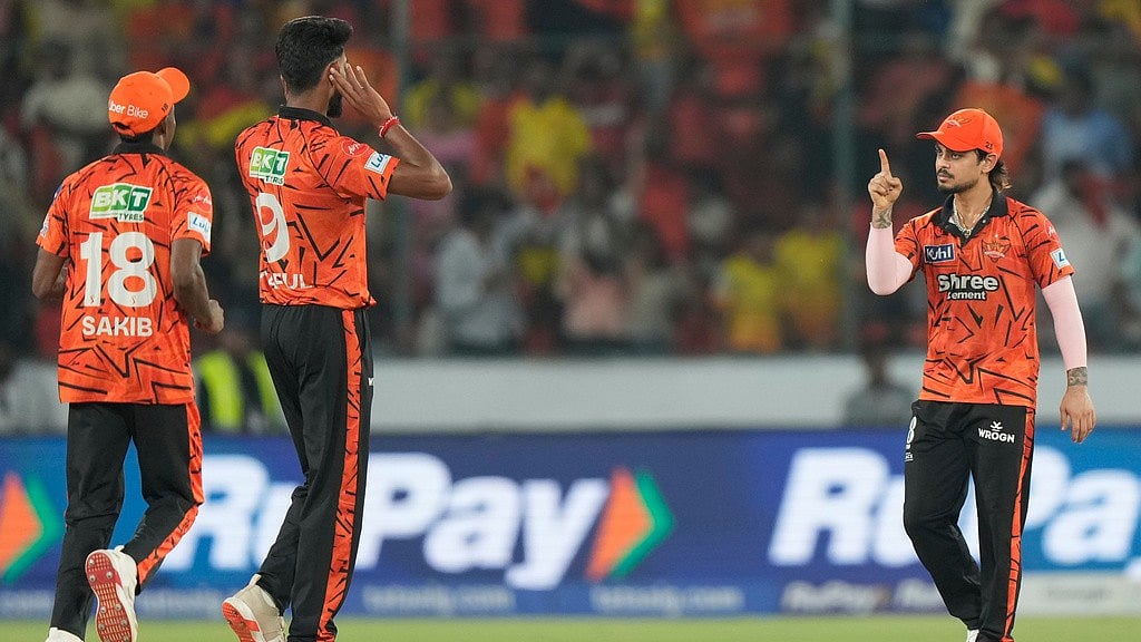 AP Photo/Mahesh Kumar A. : Sunrisers Hyderabads captain Ishan Kishan, right, Praful Hinge, second left, and Sakib Hussain celebrate the wicket of Chennai Super Kings Jamie Overton during the Indian Premier League cricket match between Sunrisers Hyderabad and Chennai Super Kings in Hyderabad, India, Saturday, April 18, 2026. 