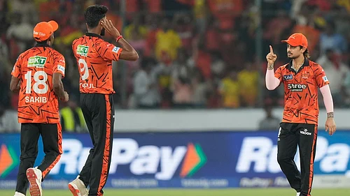 AP Photo/Mahesh Kumar A. : Sunrisers Hyderabads captain Ishan Kishan, right, Praful Hinge, second left, and Sakib Hussain celebrate the wicket of Chennai Super Kings Jamie Overton during the Indian Premier League cricket match between Sunrisers Hyderabad and Chennai Super Kings in Hyderabad, India, Saturday, April 18, 2026.