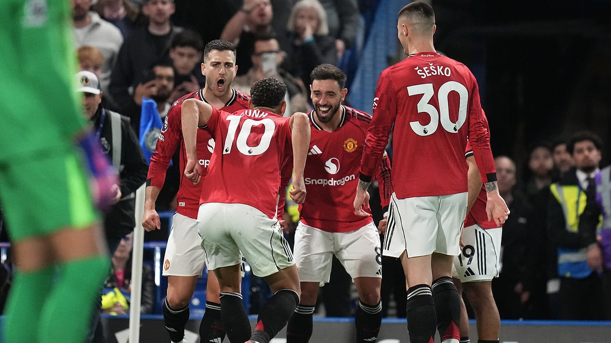 (AP Photo/Kirsty Wigglesworth) : Manchester United's Matheus Cunha celebrates with teammates after scoring the opening goal during the English Premier League soccer match between Chelsea and Manchester United in London, Saturday, April 18, 2026.