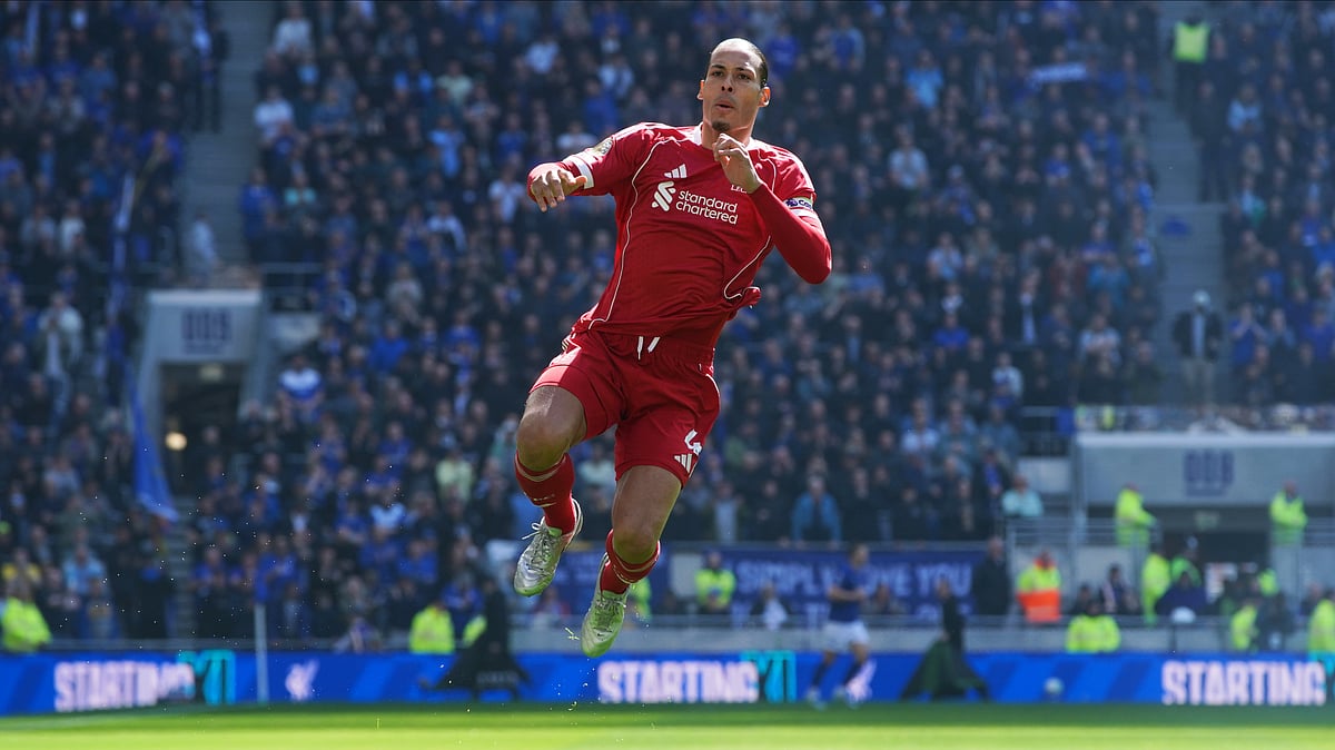 | Photo: AP/Ian Hodgson : Liverpool's Virgil van Dijk jumps prior to the English Premier League soccer match between Everton and Liverpool in Liverpool, England, Sunday, April 19, 2026.
