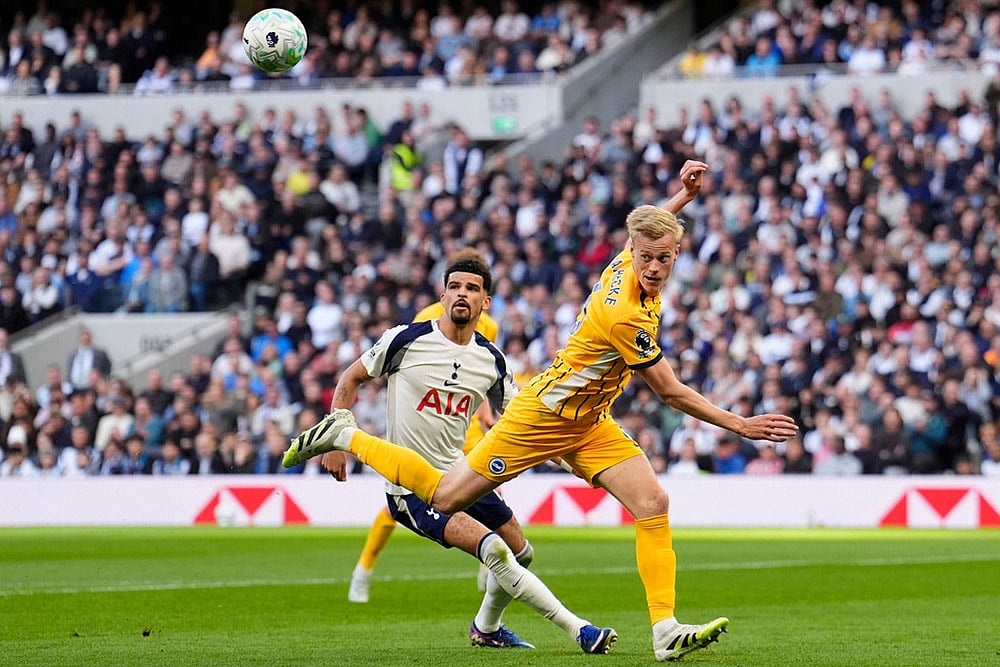 | Photo: Jordan Pettitt/PA via AP : Brighton and Hove Albions Jan Paul van Hecke, right, and Tottenham Hotspurs Dominic Solanke in action during their English Premier League soccer match in London.