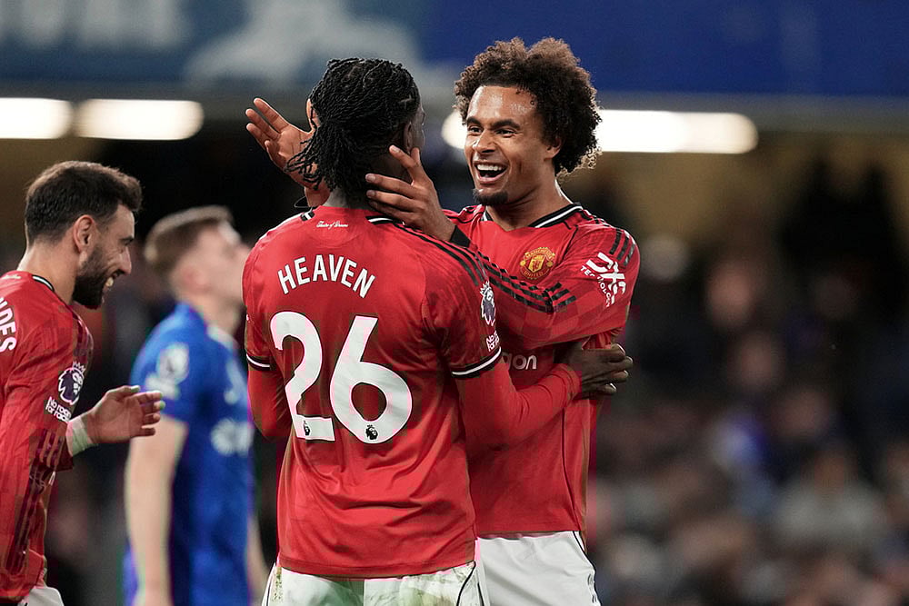 | Photo: AP/Kirsty Wigglesworth : Manchester Uniteds Joshua Zirkzee, right, and Manchester Uniteds Ayden Heaven celebrate at the end of the English Premier League soccer match between Chelsea and Manchester United in London.
