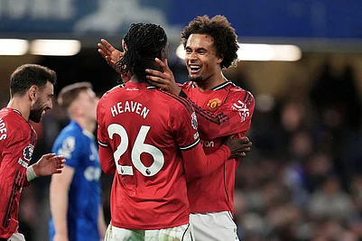 | Photo: AP/Kirsty Wigglesworth : Manchester Uniteds Joshua Zirkzee, right, and Manchester Uniteds Ayden Heaven celebrate at the end of the English Premier League soccer match between Chelsea and Manchester United in London.