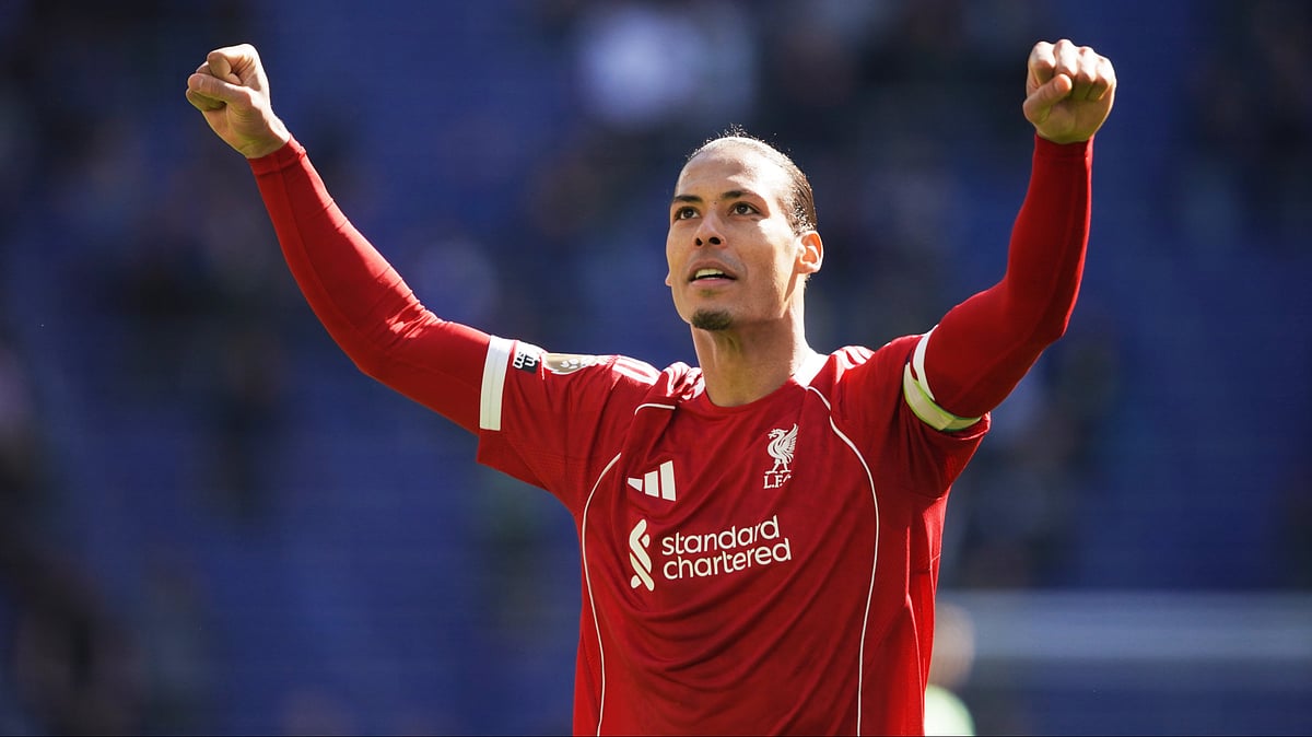 | Photo: AP/Ian Hodgson : Liverpool's Virgil van Dijk celebrates with fans after the English Premier League soccer match between Everton and Liverpool in Liverpool, England, Sunday, April 19, 2026. 