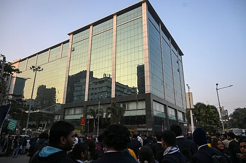 IMAGO / Hindustan Times : However, internal communication from I-PAC indicated that operations were being paused. An email to staff said work in West Bengal would be halted with immediate effect due to ongoing legal issues.