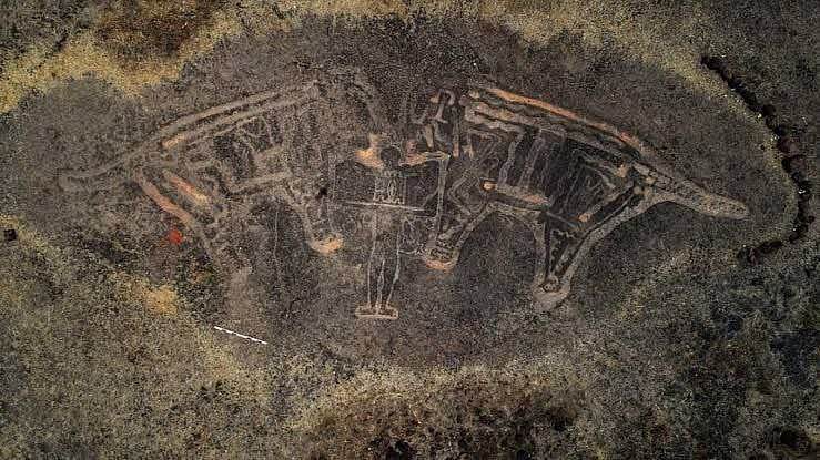 X.com : 
The ancient petroglyphs in Ratnagiri, Konkan are estimated to be 10,000–20,000 years old, and depict extinct fauna like one-horned rhinos, elephants, and reptiles. 