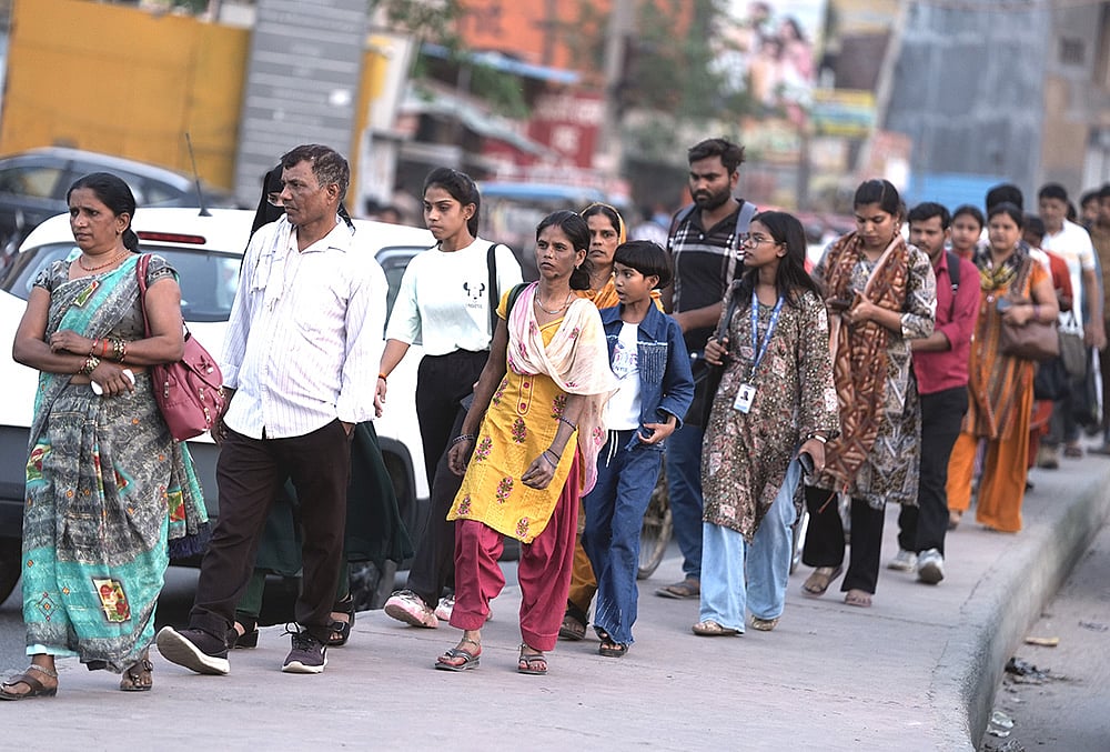 | Photo: Tribhuvan Tiwari/OUTLOOk : Labours returning back to their home after completing their shifts in the factory at Noida Sec 63 to their houses in Chiarsi village nearbye.
