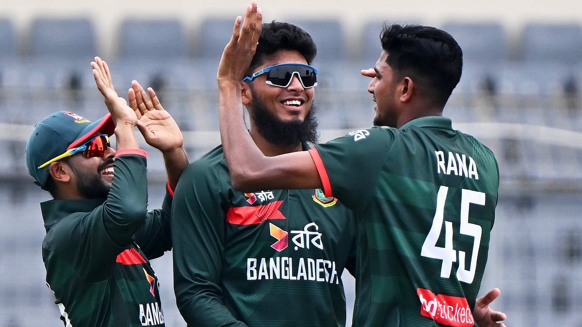 (AP Photo/Mosaraf Hossain) : Bangladeshs Nahid Rana celebrates the wicket of New Zealands Henry Nicholls during the second one day international cricket match between Bangladesh and New Zealand in Mirpur, Bangladesh, Monday, April 20, 2026. 