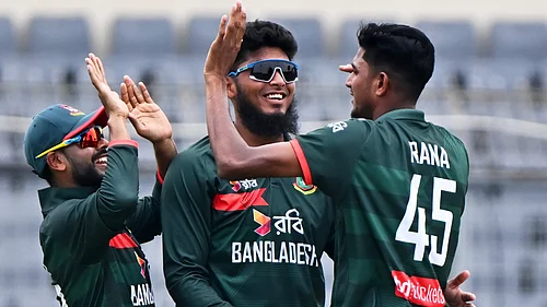 (AP Photo/Mosaraf Hossain) : Bangladeshs Nahid Rana celebrates the wicket of New Zealands Henry Nicholls during the second one day international cricket match between Bangladesh and New Zealand in Mirpur, Bangladesh, Monday, April 20, 2026.