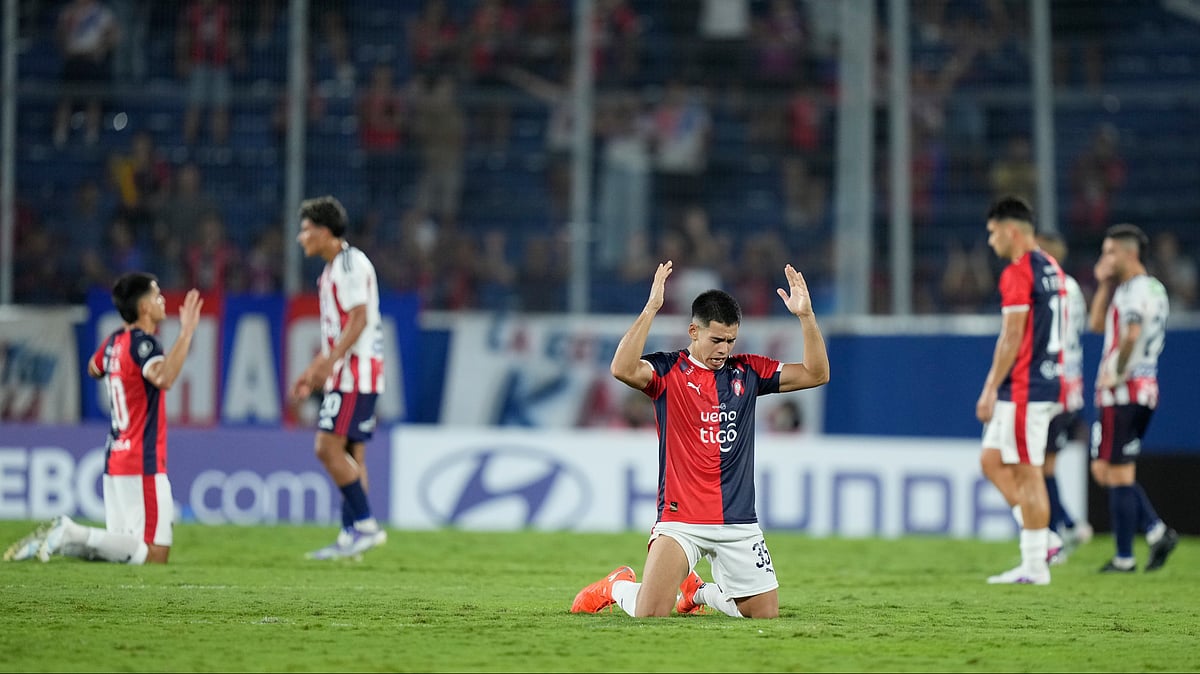 | Photo: AP/Jorge Saenz : Marcelo Chaparro of Paraguay's Cerro Porteño, center, celebrates after defeating Colombia's Junior during a Copa Libertadores Group F soccer match in Asuncion, Paraguay, Tuesday, April 14, 2026. 