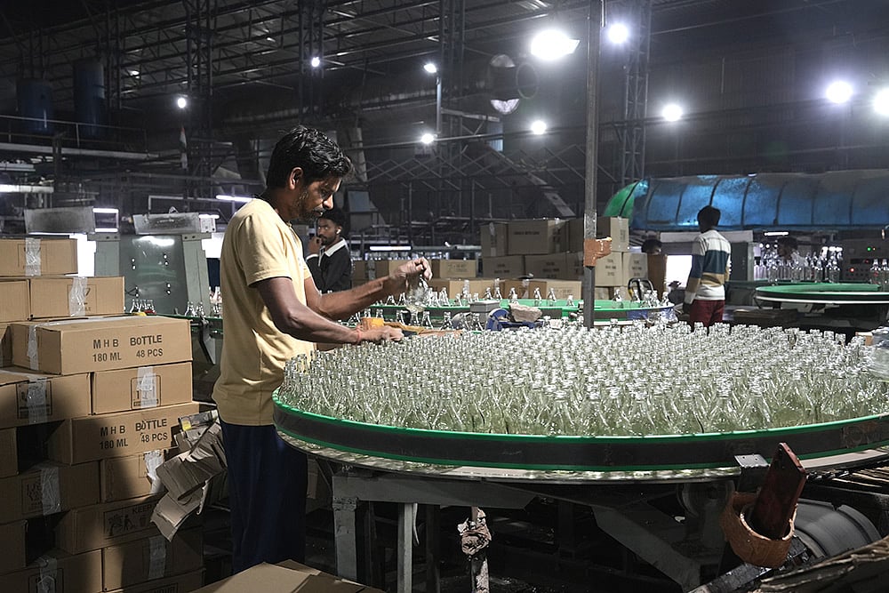 | Photo: Tribhuvan Tiwari : The unorganised glass industry in Firozabad accounts for 70 per cent of the total glass produced in India, as well as the manufacturing of 1,500 tonnes of glass bangles per day, providing direct and indirect employment to an estimated five-seven lakh people, supporting the lives of over 50,000 families. The large-scale industries in Firozabad manufacture products like liquor bottles, perfume bottles, lab apparatus, chandeliers and glass handicrafts. As per industry estimates, goods worth Rs 2,000 crore are exported to different countries, including in some of the war-torn West Asian countries. A large chunk of exports goes to the US.  