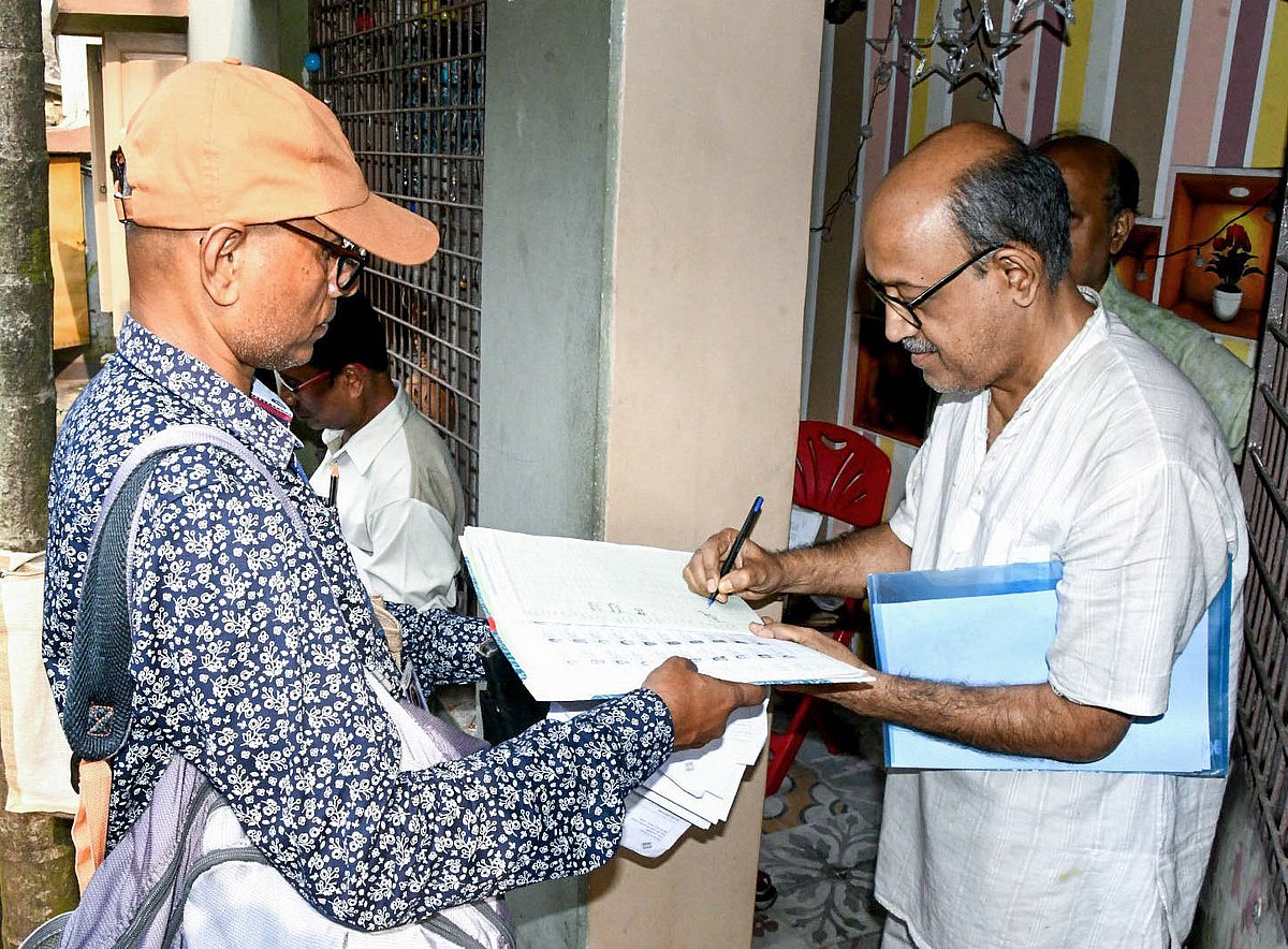 ANI : BLO interact with residents during the house-to-house distribution of Enumeration Forms (EFs) for the second phase of the Special Intensive Revision (SIR) of electoral rolls in Kolkata Kolkata, Nov 05 
