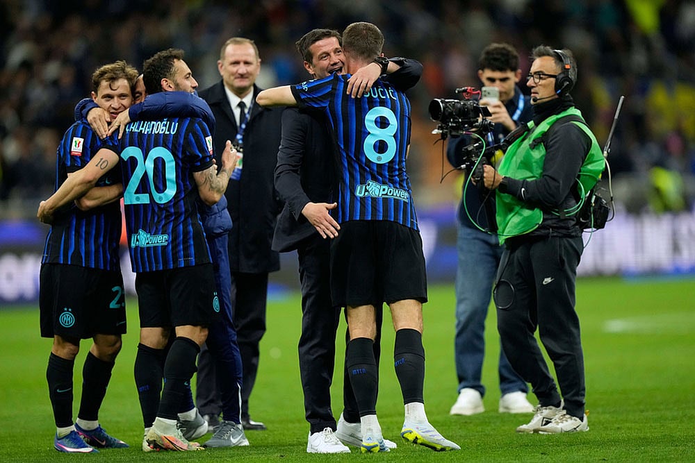 | Photo: AP/Luca Bruno : Inter Milans head coach Cristian Chivu embraces Inter Milans Petar Sucic after the Italian Cup, return-leg soccer match between Inter Milan and Como, in Milan, Italy.