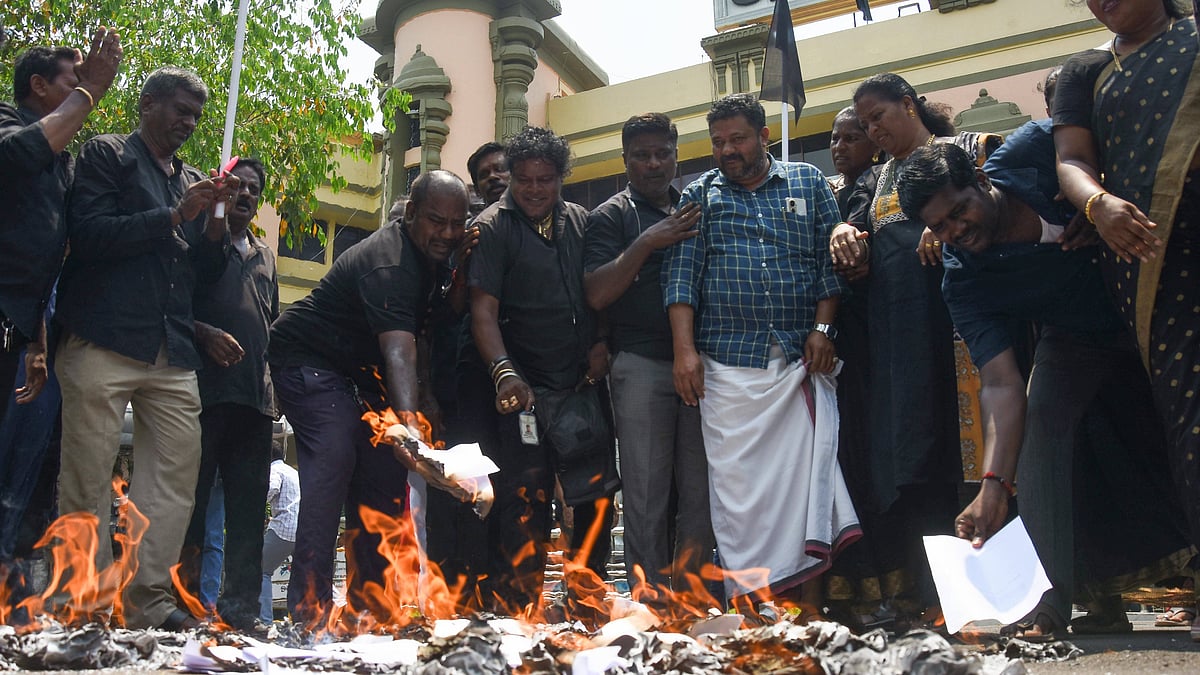 Source:  IMAGO / ANI News : DMK Supporters Burn Copies of 131st Amendment and Delimitation Bills in Chennai Chennai, Apr 16 (ANI): DMK supporters stage a protest by burning the copy of the Constitution (131st Amendment) Bill 2026 and the proposed Delimitation Bill, alleged to reduce Tamil Nadus parliamentary representation, at the party s headquarters in Chennai

