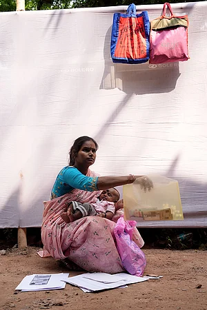 Photo by Sandipan Chatterjee : Pinki khatun bibi, a deleted voter, in the tribunal of Malda, West Bengal