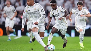 | Photo: AP/Manu Fernandez : Real Madrid's Vinicius Junior, center, in action during a La Liga soccer match between Real Madrid and Alaves in Madrid, Spain, Tuesday, April 21, 2026.