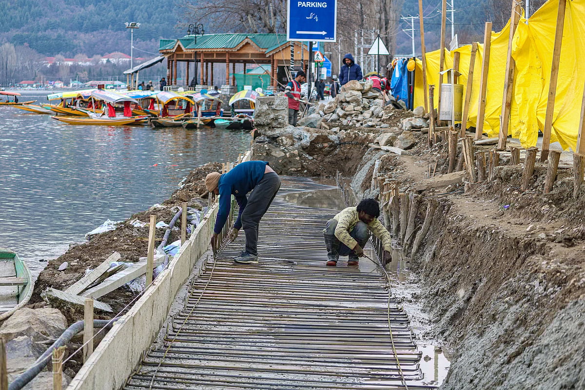 IMAGO / NurPhoto : Informal economy workers on the banks of Dal Lake in Srinagar, Jammu and Kashmir