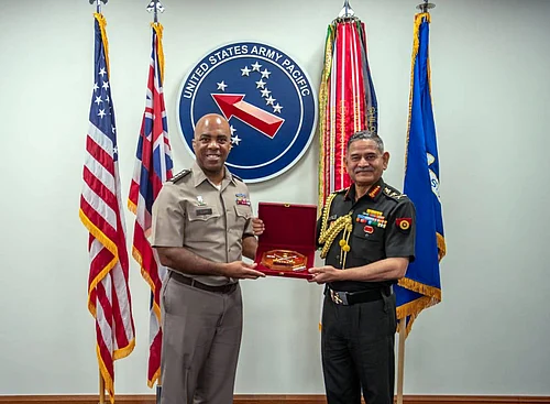 PTI : Chief of Army Staff (COAS) General Upendra Dwivedi being felicitated by US Army Pacific (Commanding General) General Ronald P. Clark dur