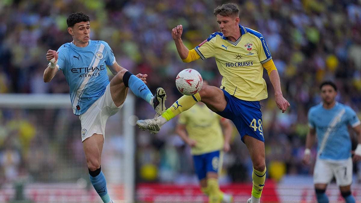 | Photo: AP/Kin Cheung : Manchester Citys Phil Foden, left, and Southamptons Cam Bragg fight for the ball during the FA Cup semifinal soccer match between Manchester City and Southampton in Manchester, England, Saturday, April 25, 2026. 