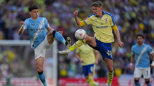 | Photo: AP/Kin Cheung : Manchester Citys Phil Foden, left, and Southamptons Cam Bragg fight for the ball during the FA Cup semifinal soccer match between Manchester City and Southampton in Manchester, England, Saturday, April 25, 2026.
