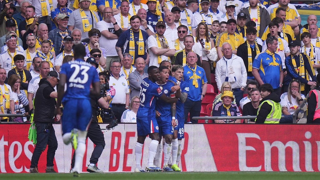 Photo: AP/Alastair Grant : Enzo Fernandez, centre, celebrates after scoring the opening goal during the FA Cup semi-final between Chelsea and Leeds in London.