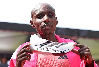 | Photo: AP/Ian Walton : Sebastian Sawe from Kenya celebrates winning the mens race at the London Marathon in London.